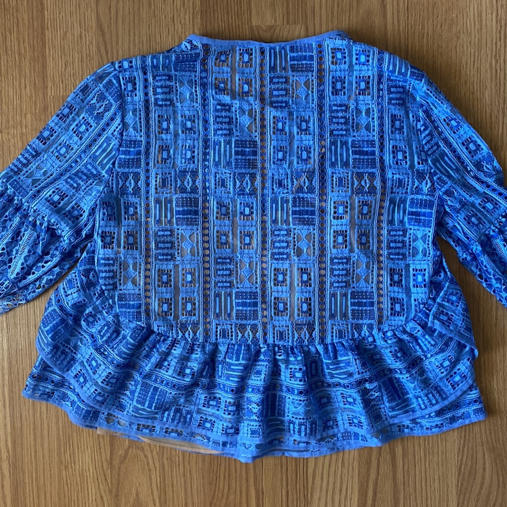 ❤️ BCBG Blue Lace Blouse Top Size XS NWOT - Picture 9 of 9